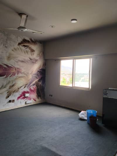 Carpeted room available for rent in E11 4