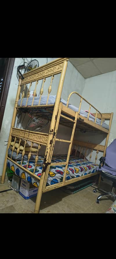 Heavy iron Ka h bus color kharb h Baki sb ok h mattress KY Sath h