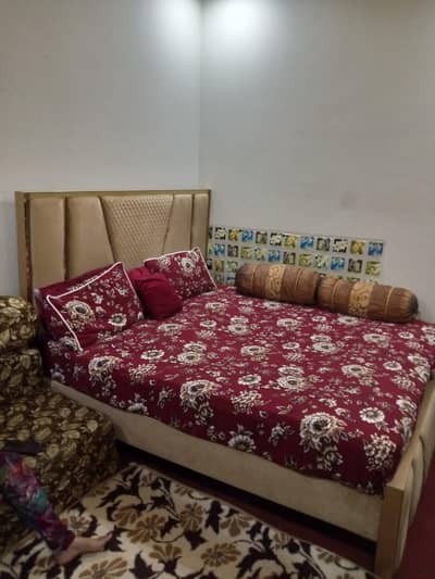i slae my bed set in very good condition only bed no no metres  . . .