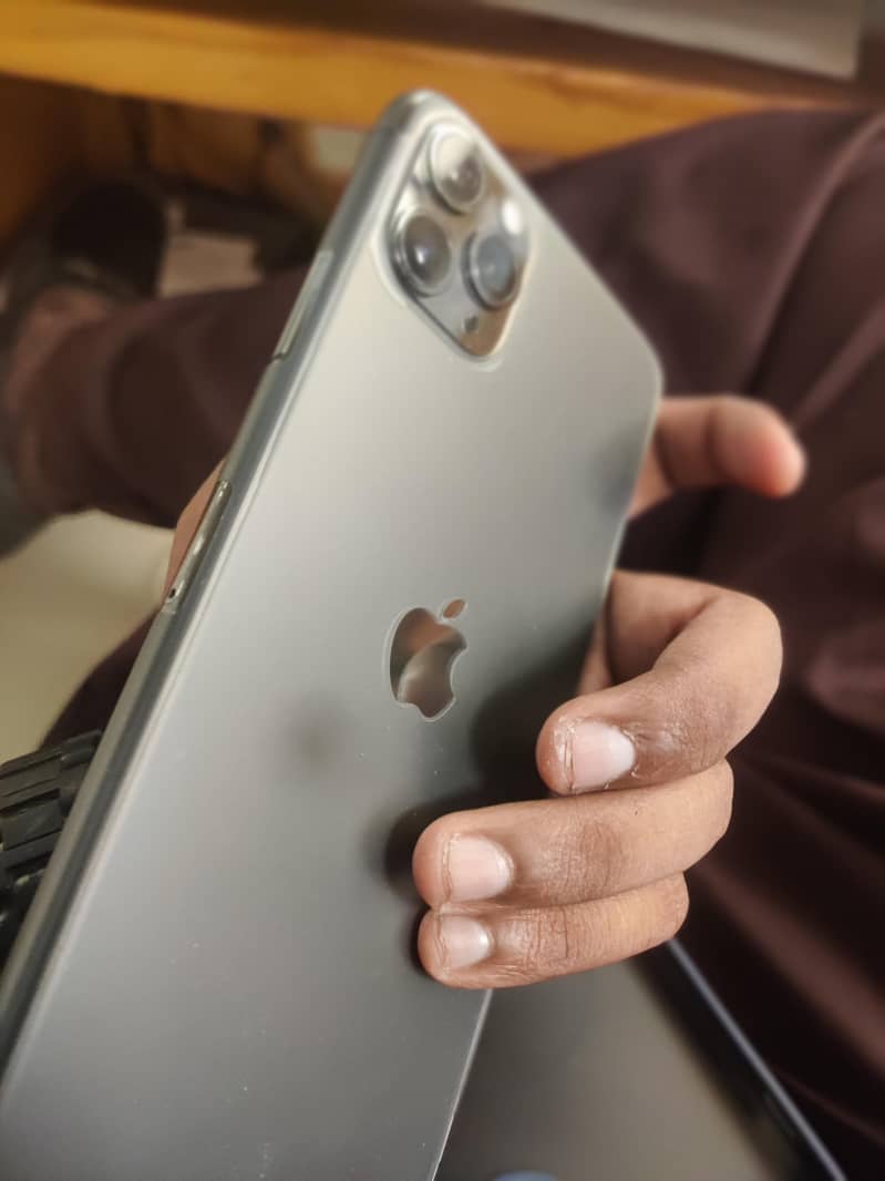 iphone 11 pro max 4