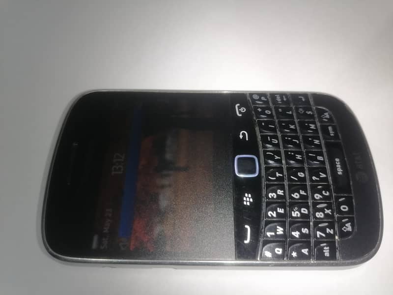 Bold 4. Model 9900 touch & type 0