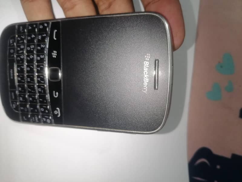Bold 4. Model 9900 touch & type 1