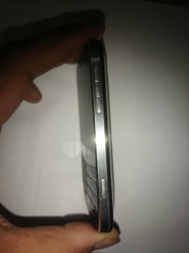 Bold 4. Model 9900 touch & type 4