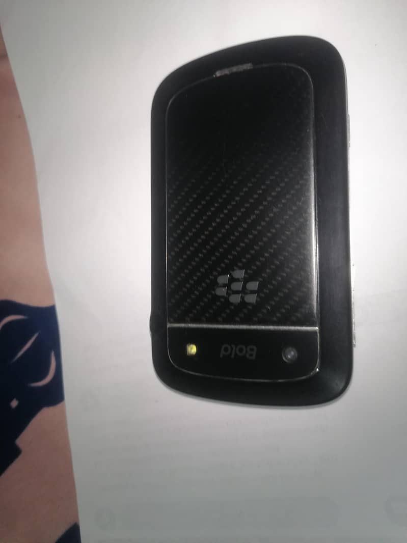 Bold 4. Model 9900 touch & type 5