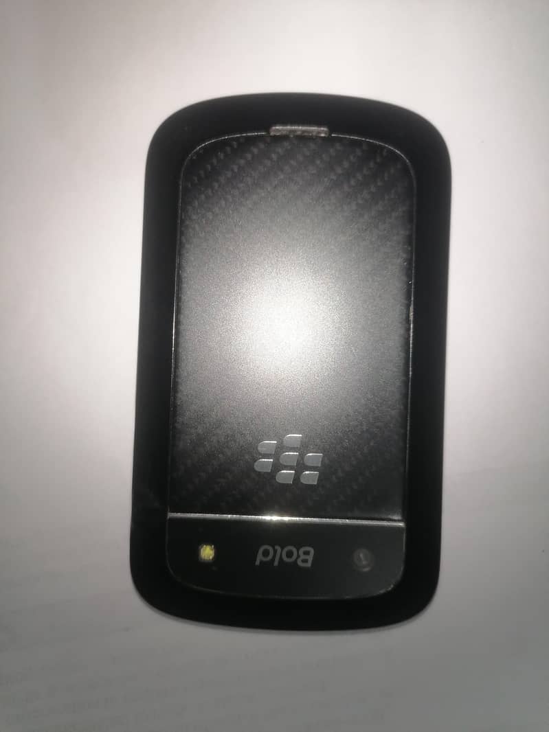 Bold 4. Model 9900 touch & type 6