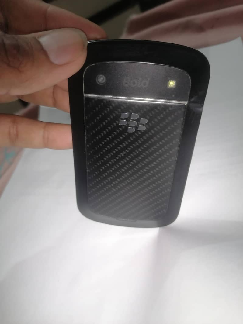 Bold 4. Model 9900 touch & type 7