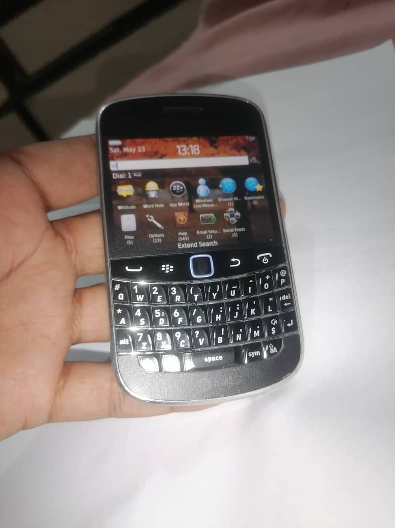 Bold 4. Model 9900 touch & type 8