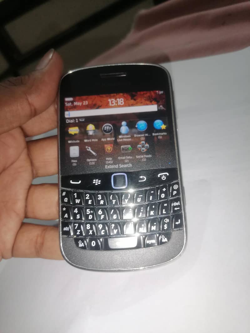 Bold 4. Model 9900 touch & type 9