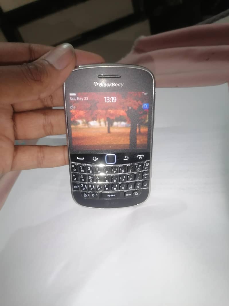 Bold 4. Model 9900 touch & type 10
