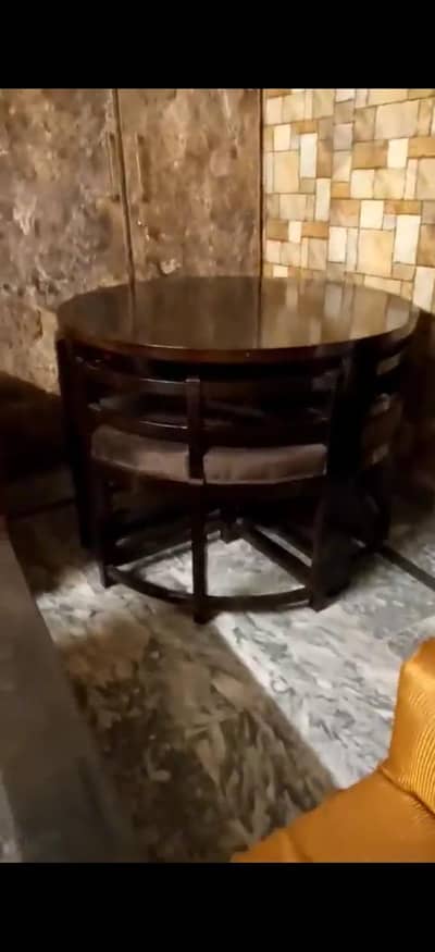 Dinnig table with 4 chairs