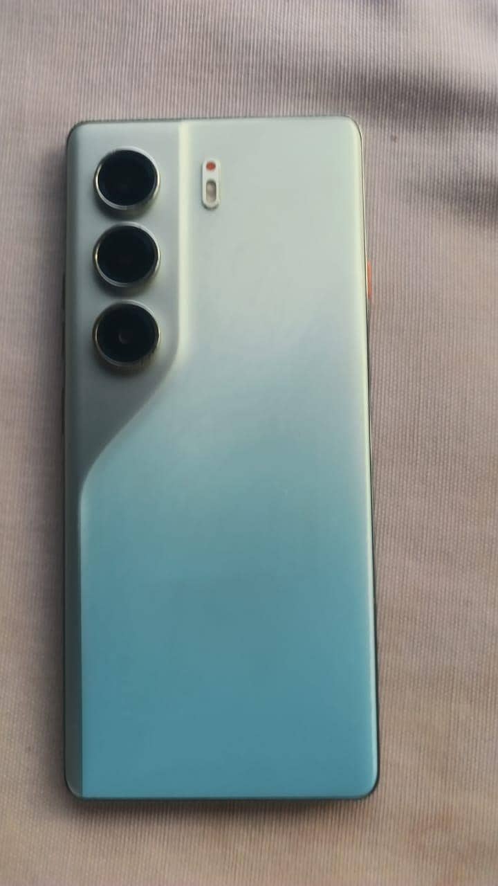 Tecno Camon 40pro 0