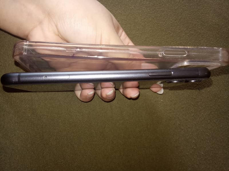Apple iPhone 11 4