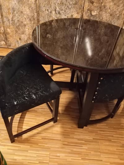 Dinnig table with 4 chairs