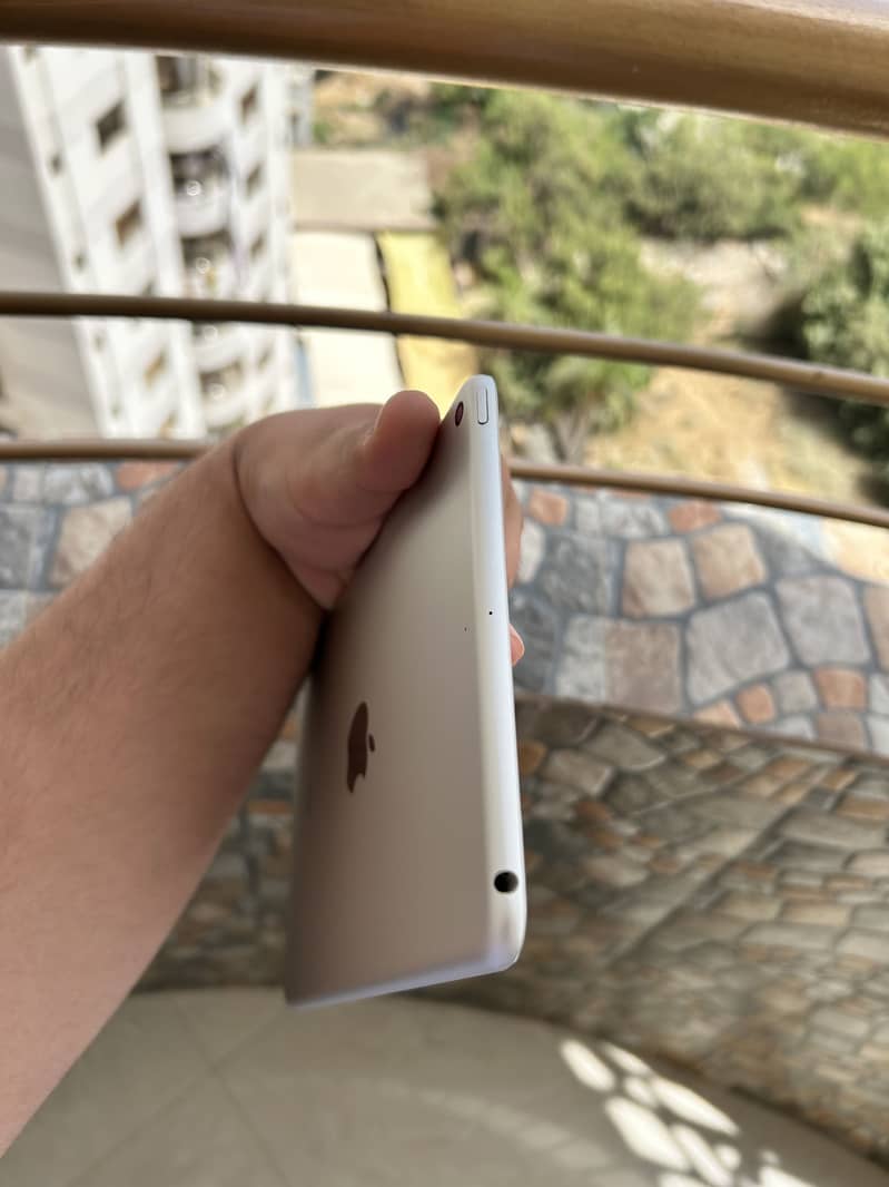 iPad mini 5th Generation ( with box ) 9