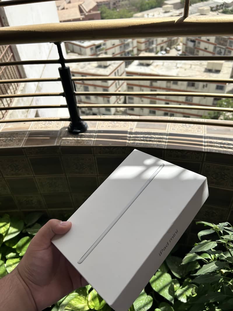 iPad mini 5th Generation ( with box ) 10