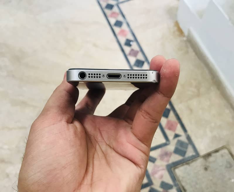 Apple iPhone 5se 3