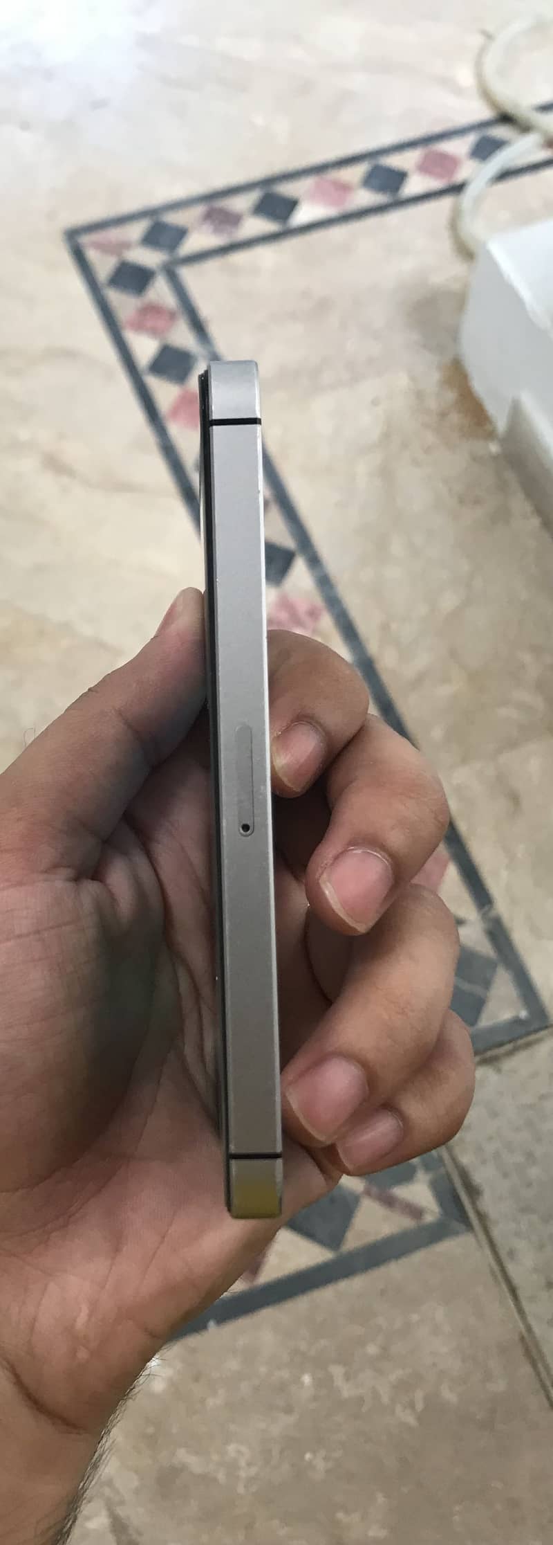 Apple iPhone 5se 4