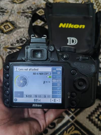 Nikon D-3200 camera with original battery+ camera box. one handed used