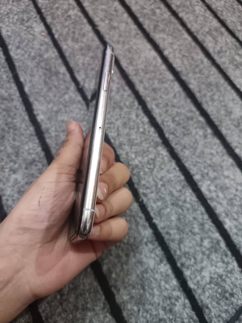 Apple iPhone X 4