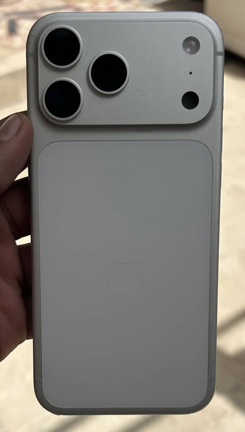 Iphone 17 pro Max 1 month Sim time 0