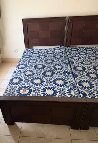 6 single hostel beds available with matress