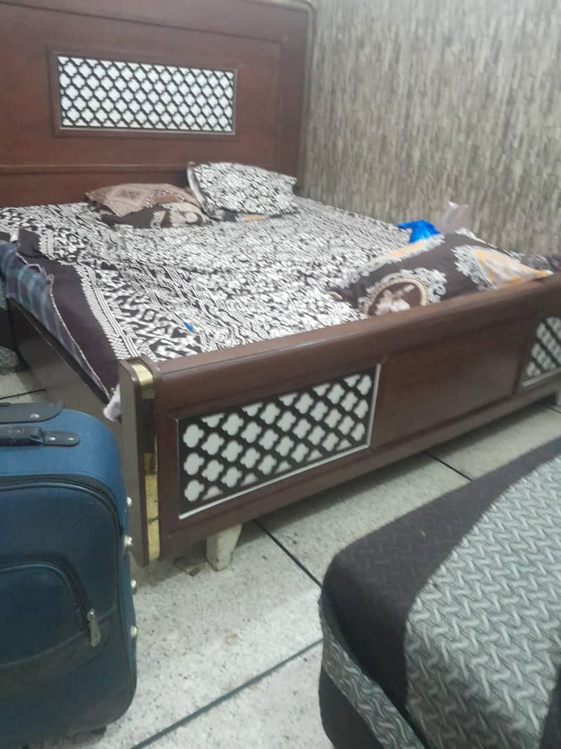 Solid wood bed 0
