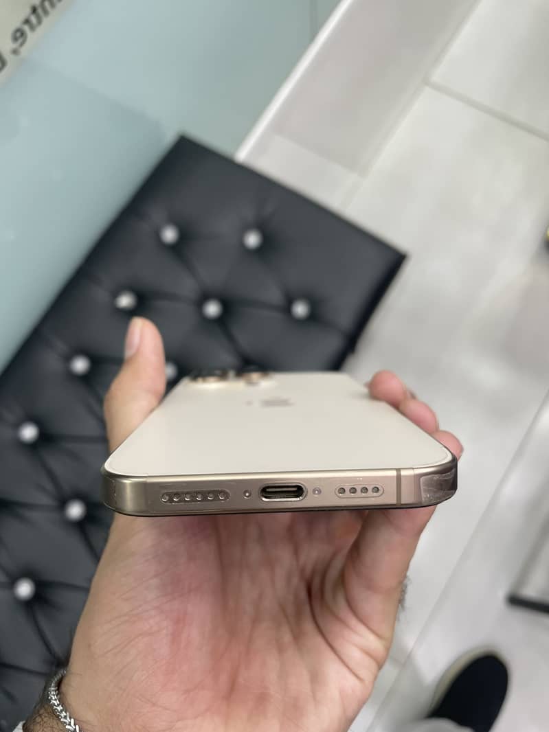 Apple iPhone 16 Pro Max 6