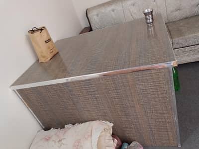office table good condition 10/10. . 03136751005