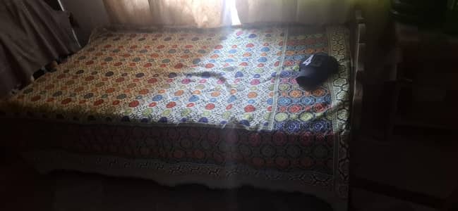 I am selling wooden single bed