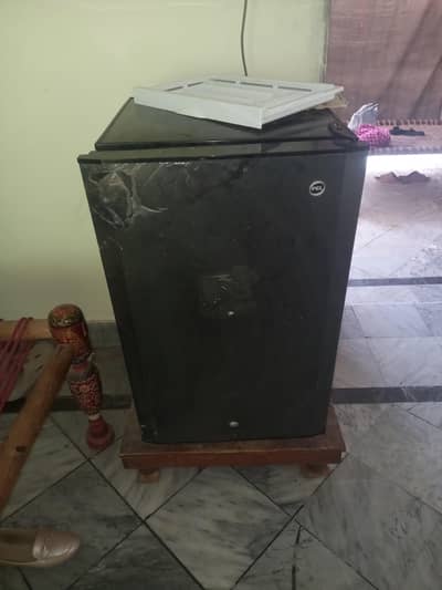 pel mini refregrater 9/10condition