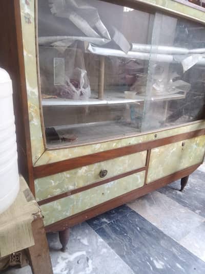Showcase with 3 chairs