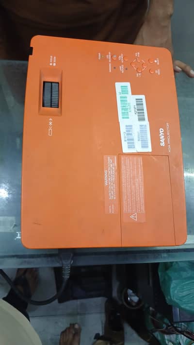 Sanyo PLC-XE33  projector