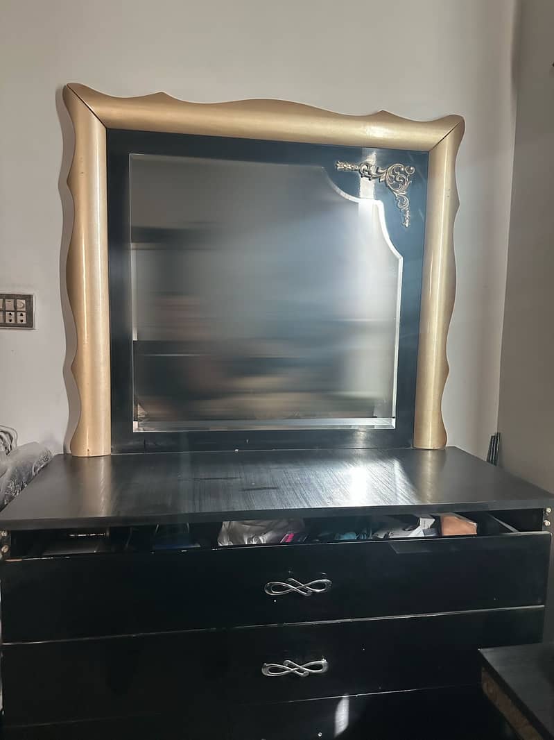 Dressing table 0