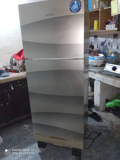 Homage Refrigerator (Freezer on Top) – Excellent Condition!