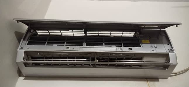 Gree 1.5 Ton Split AC for Sale – Excellent Condition