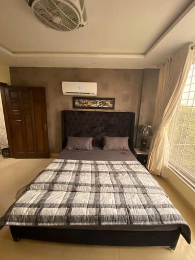 One bedroom apartment available on daily weakly basis in bahria town lahore and also available on short stay like 3/4 hours and night stay for couples and families.