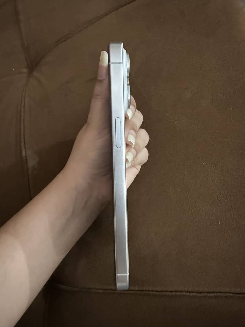 Apple iPhone 15 Pro Max 2