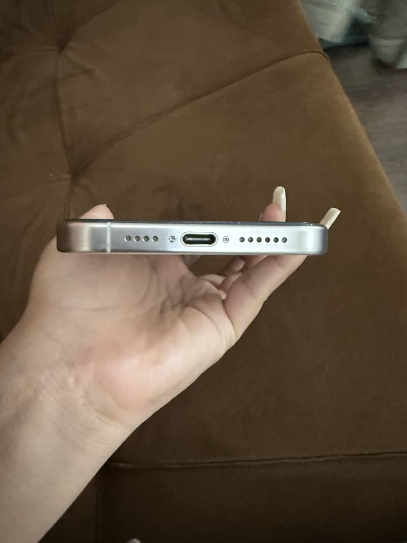 Apple iPhone 15 Pro Max 4