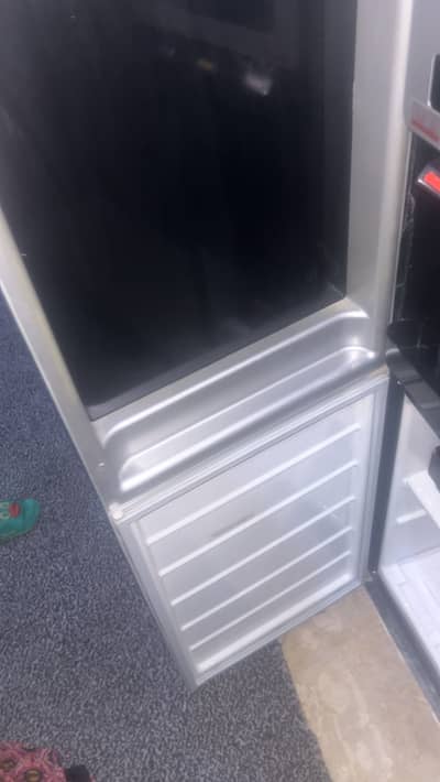 Water dispenser with Refrigerator