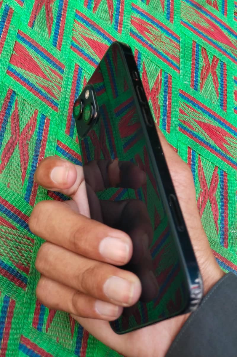 Apple iPhone 13 2