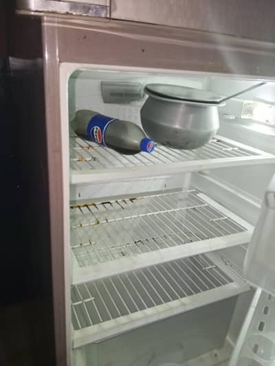 new fridge h condition saf h new jaisa h