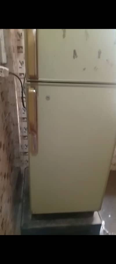 Fridge for sale achi colling krta hai