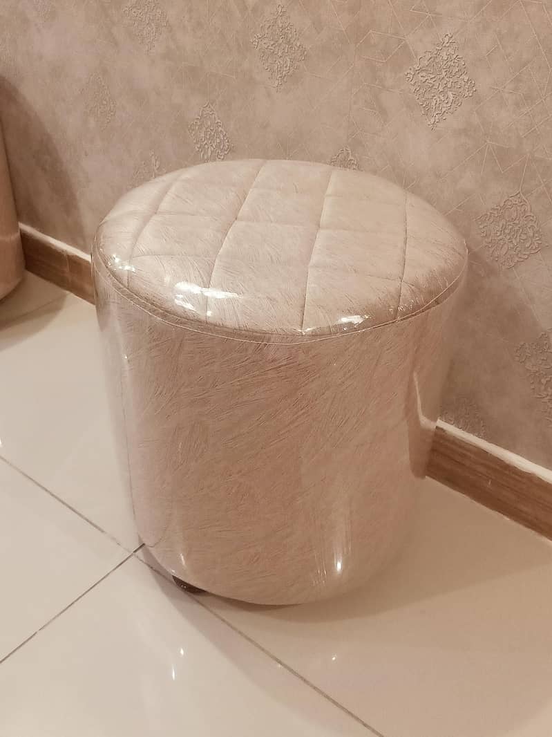 Tuffted foam stool 2