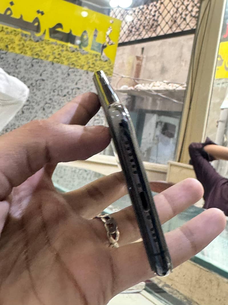iphone xs 3