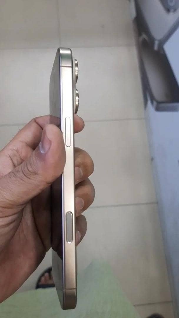 iphone 16 pro max 3