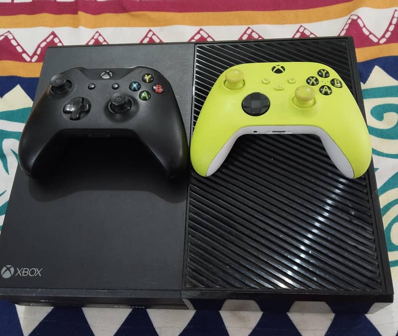 Game XBOX ONE with two  wireless controller 0