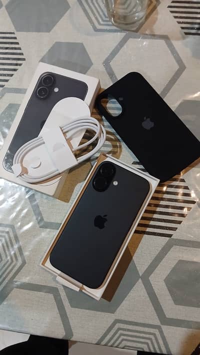 iPhone 16 black.