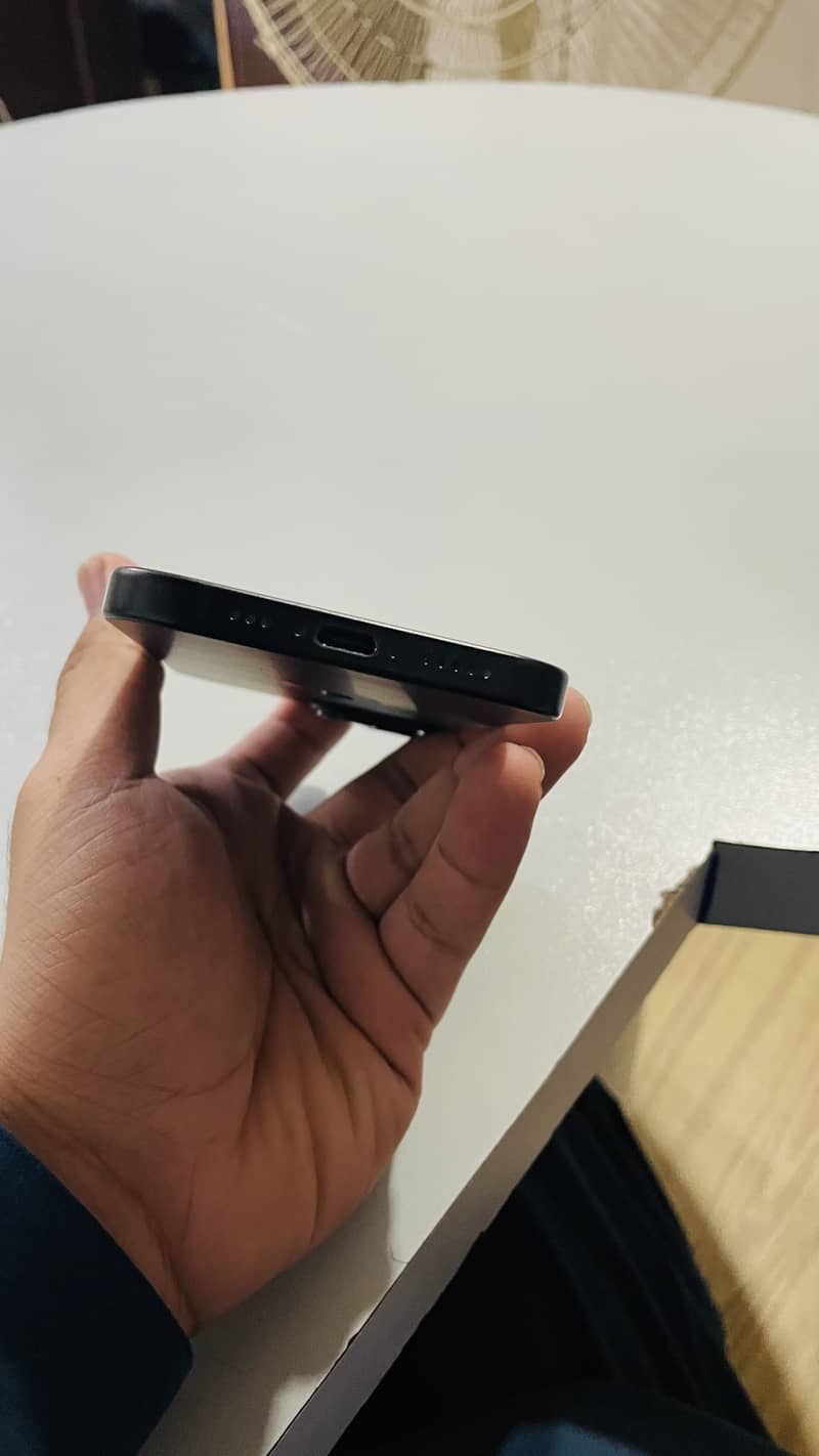 iPhone 15 4