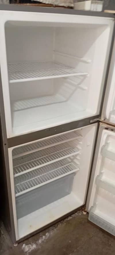 Refrigerator medium size changhong ruba