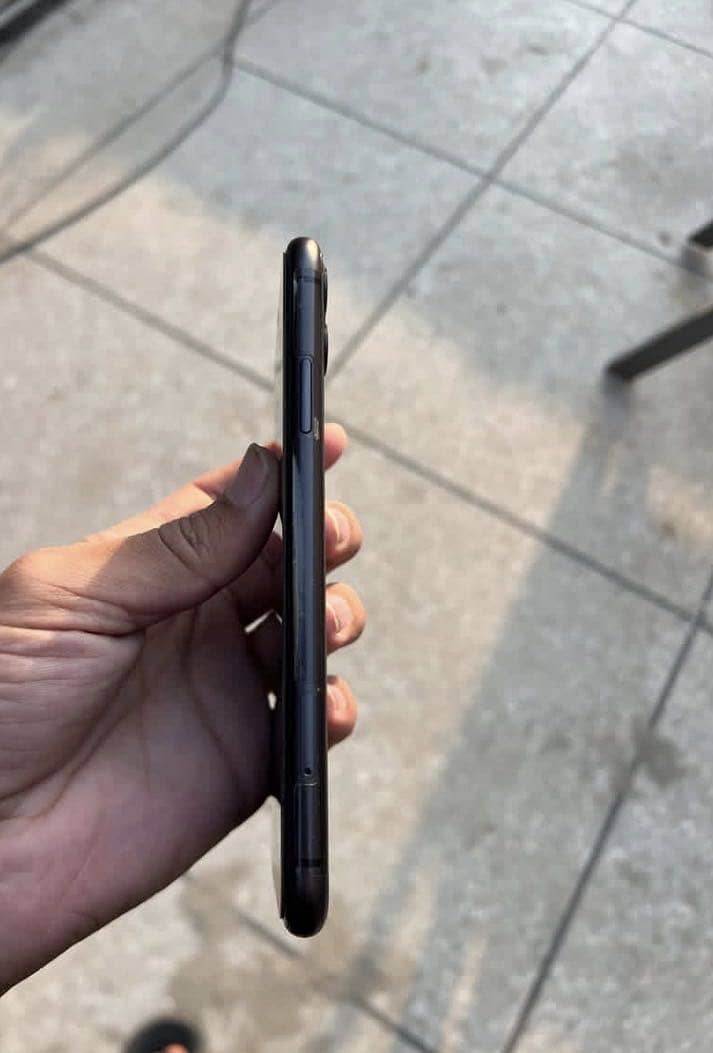 iPhone 11 4